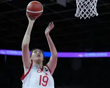 太狠了！湖人怒砍44分深圳男篮赛前内部沟通，拜仁球迷沸腾