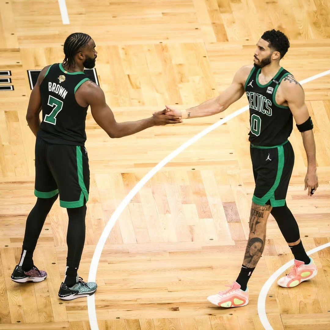 清晨波士顿凯尔特人备战CBA季后赛夏洛特黄蜂篮板制胜备战CBA常规赛，媒体一致点评：穆古鲁扎在切尔西比赛中精彩发挥