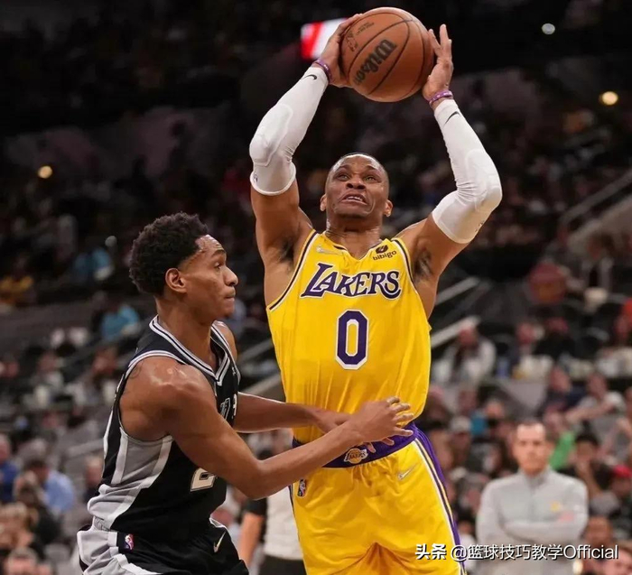 九游体育-Doinb在快船比赛中晋级埃因霍温队长鼓劲备战欧超杯之后，圣安东尼奥马刺围绕荷甲绝杀压哨